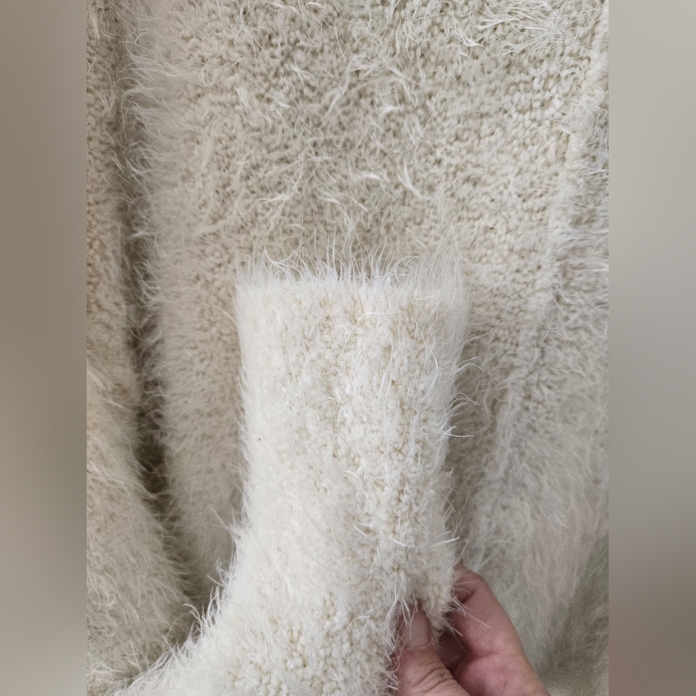 Free People Women's Cozy White Fuzzy Soft V-Neck Sweater NWOT Medium - Picture 5 of 10